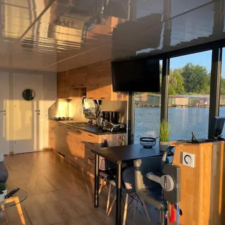 Fuehrerscheinfreies Mobiles Hausboot Rechlin