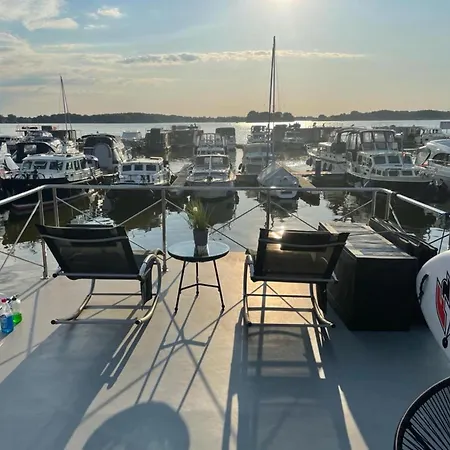 Fuehrerscheinfreies Mobiles Hausboot Botel Rechlin