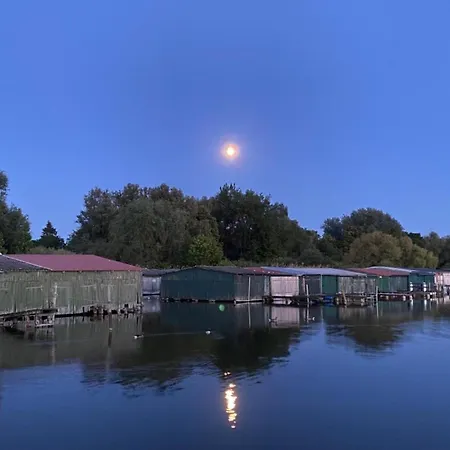 Führerscheinfreies Mobiles Hausboot Botel Rechlin